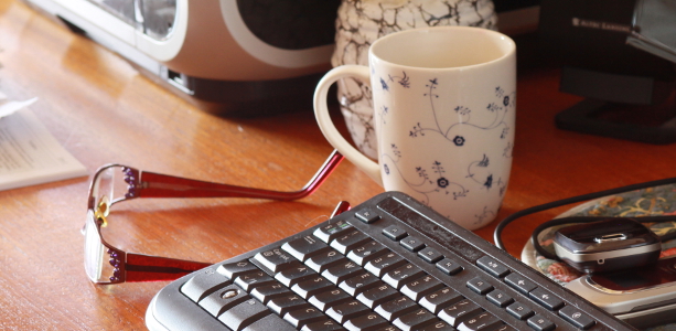 Briller og tastatur på bord til webnyhed